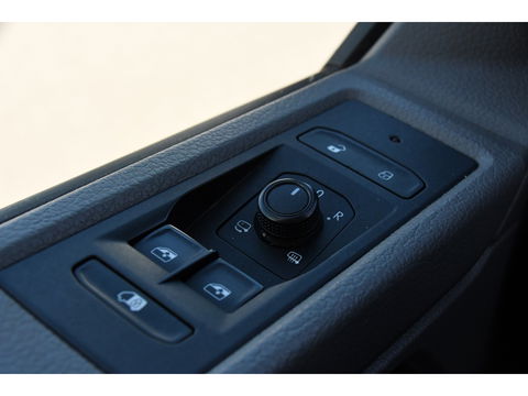 Volkswagen Transporter 2.0 TDI L2H1 32 Bulli Virtual, Adaptieve Cruise, LED, Carplay, Automaat, NAVI, Trekhaak, Sensoren, Uniek!