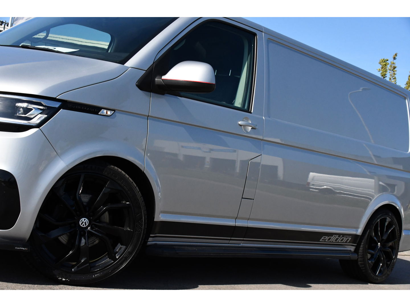 Volkswagen Transporter 2.0 TDI L2H1 32 Bulli Virtual, Adaptieve Cruise, LED, Carplay, Automaat, NAVI, Trekhaak, Sensoren, Uniek!