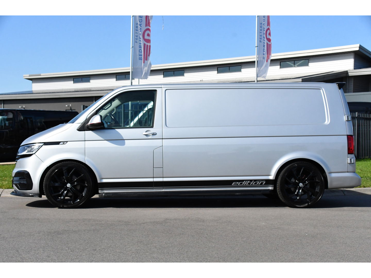 Volkswagen Transporter 2.0 TDI L2H1 32 Bulli Virtual, Adaptieve Cruise, LED, Carplay, Automaat, NAVI, Trekhaak, Sensoren, Uniek!