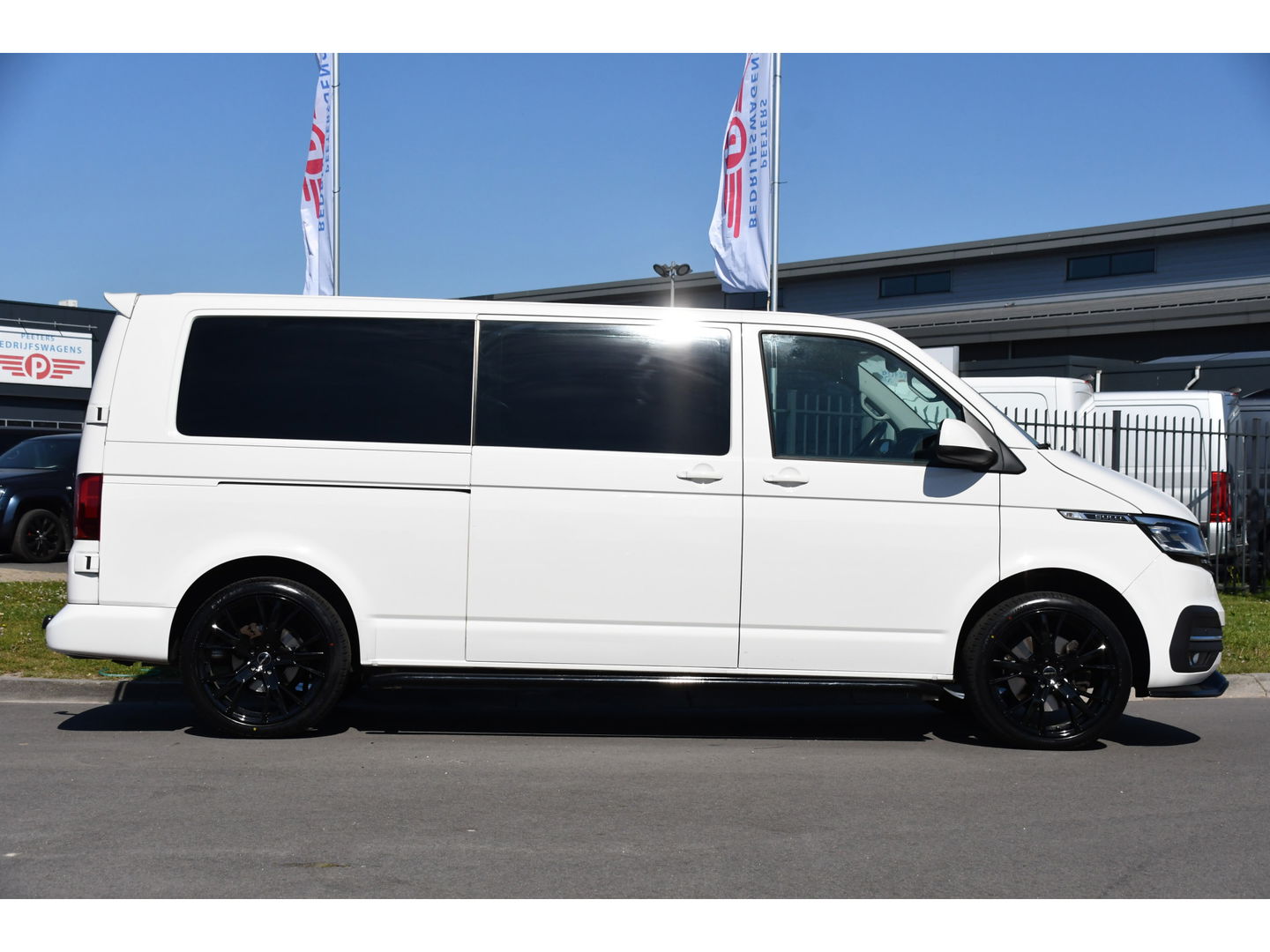 Volkswagen Transporter 2.0 TDI L2H1 30 DC Bulli Virtual, Adaptieve Cruise, 199PK, LED, Electrische deur, Stoelverwarming, Trekhaak, Uniek!