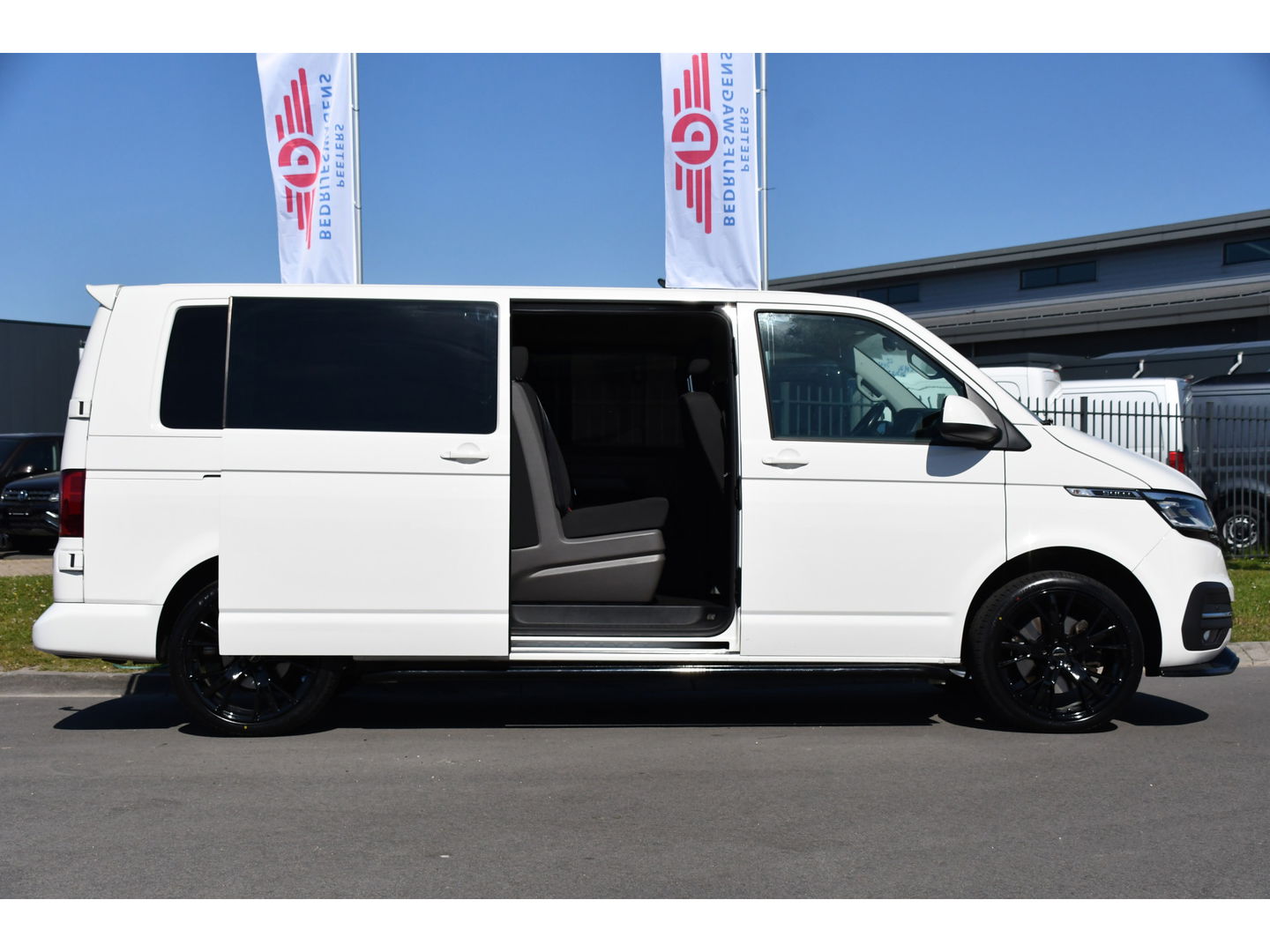 Volkswagen Transporter 2.0 TDI L2H1 30 DC Bulli Virtual, Adaptieve Cruise, 199PK, LED, Electrische deur, Stoelverwarming, Trekhaak, Uniek!