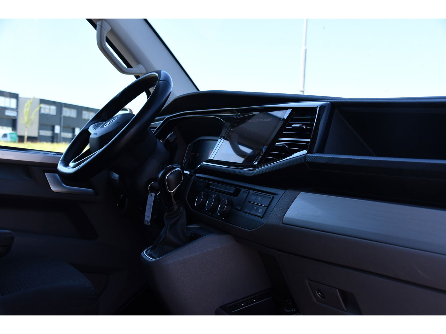 Volkswagen Transporter 2.0 TDI L2H1 30 DC Bulli Virtual, Adaptieve Cruise, 199PK, LED, Electrische deur, Stoelverwarming, Trekhaak, Uniek!