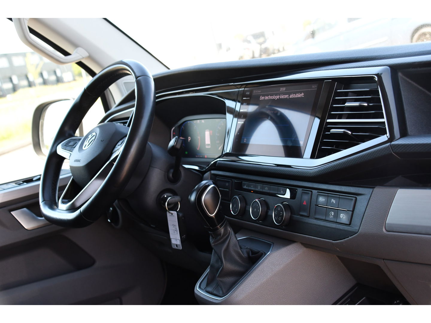 Volkswagen Transporter 2.0 TDI L2H1 30 DC Bulli Virtual, Adaptieve Cruise, 199PK, LED, Electrische deur, Stoelverwarming, Trekhaak, Uniek!