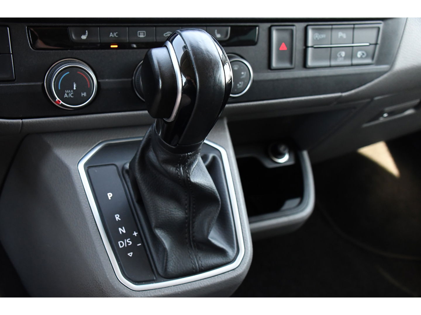 Volkswagen Transporter 2.0 TDI L2H1 30 DC Bulli Virtual, Adaptieve Cruise, 199PK, LED, Electrische deur, Stoelverwarming, Trekhaak, Uniek!