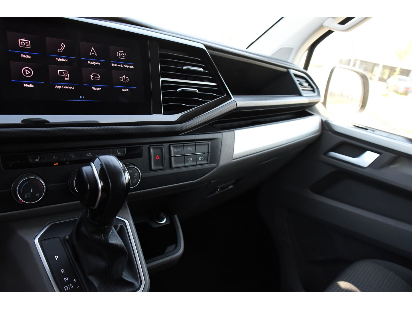 Volkswagen Transporter 2.0 TDI L2H1 30 DC Bulli Virtual, Adaptieve Cruise, 199PK, LED, Electrische deur, Stoelverwarming, Trekhaak, Uniek!