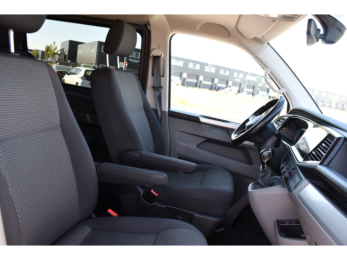 Volkswagen Transporter 2.0 TDI L2H1 30 DC Bulli Virtual, Adaptieve Cruise, 199PK, LED, Electrische deur, Stoelverwarming, Trekhaak, Uniek!