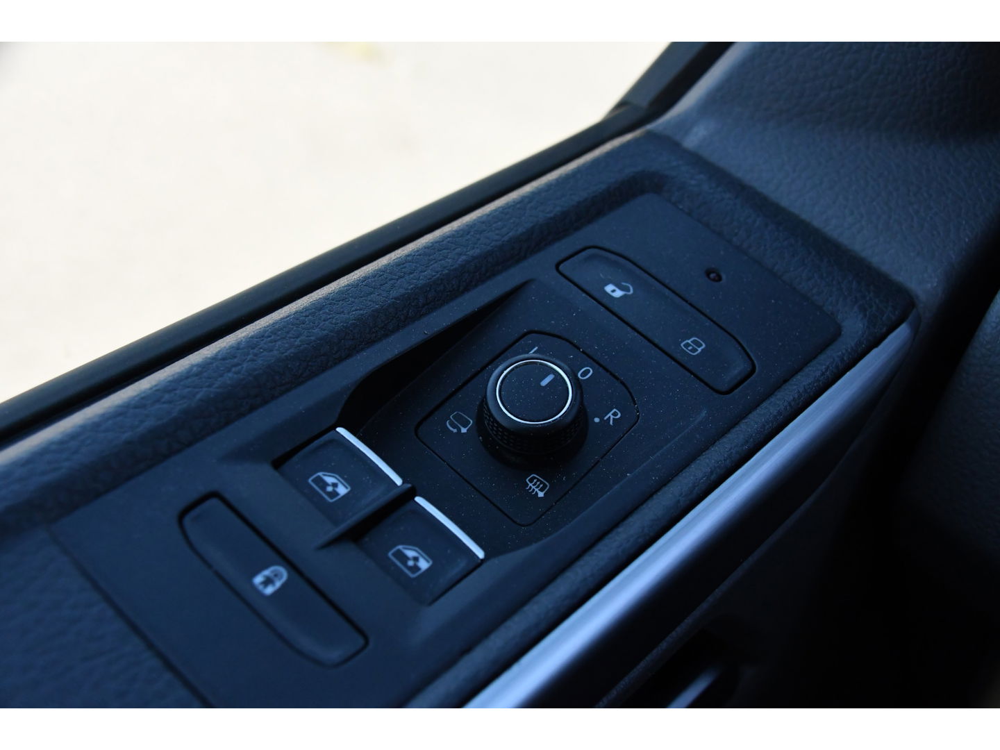 Volkswagen Transporter 2.0 TDI L2H1 30 DC Bulli Virtual, Adaptieve Cruise, 199PK, LED, Electrische deur, Stoelverwarming, Trekhaak, Uniek!