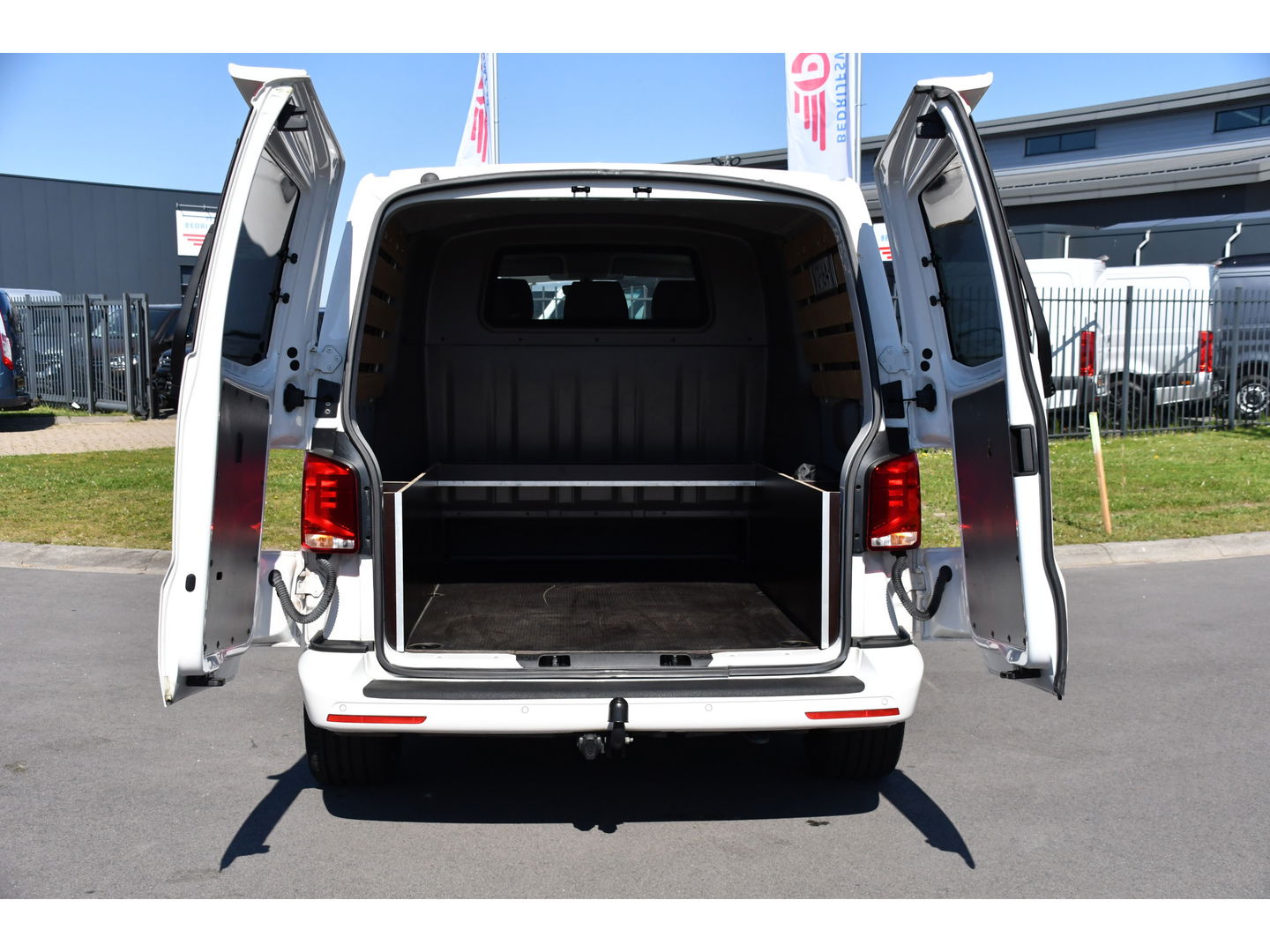 Volkswagen Transporter 2.0 TDI L2H1 30 DC Bulli Virtual, Adaptieve Cruise, 199PK, LED, Electrische deur, Stoelverwarming, Trekhaak, Uniek!