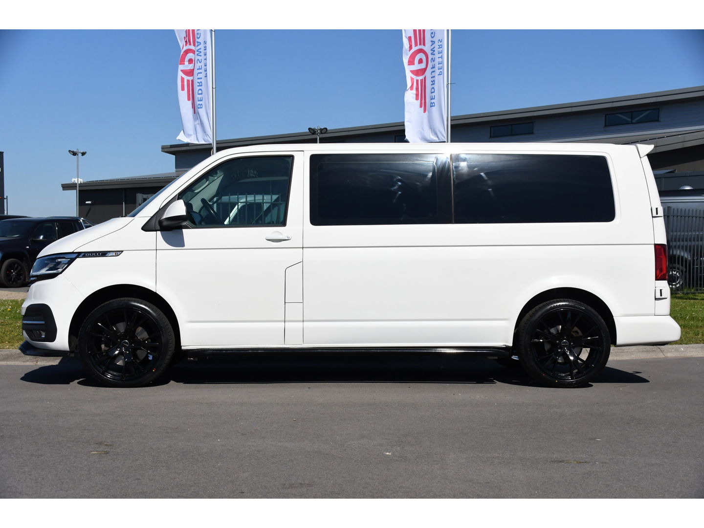 Volkswagen Transporter 2.0 TDI L2H1 30 DC Bulli Virtual, Adaptieve Cruise, 199PK, LED, Electrische deur, Stoelverwarming, Trekhaak, Uniek!
