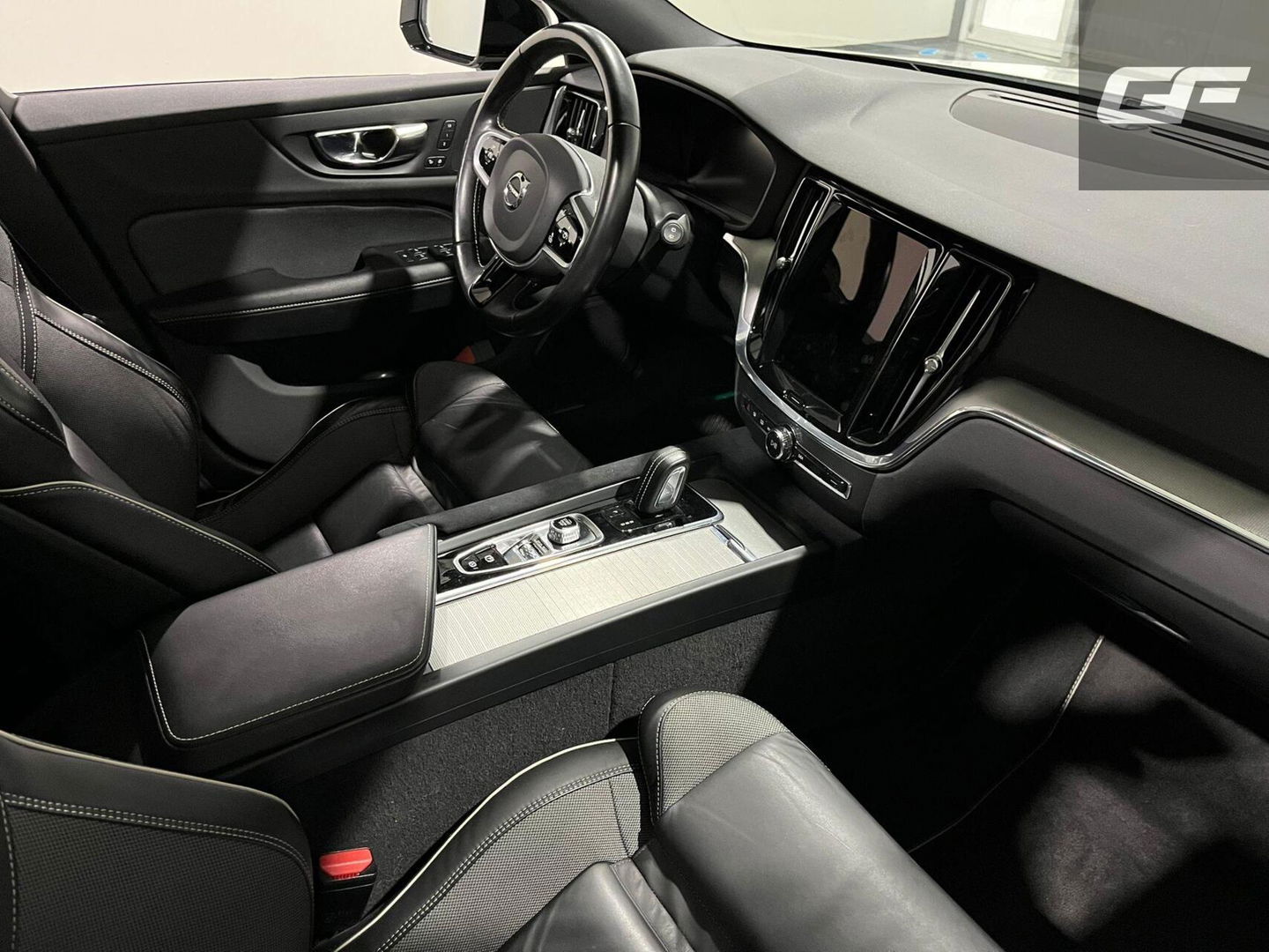 Volvo V60 2.0 B4 R-Design Pano Carplay Trekh. Autopilot NAP