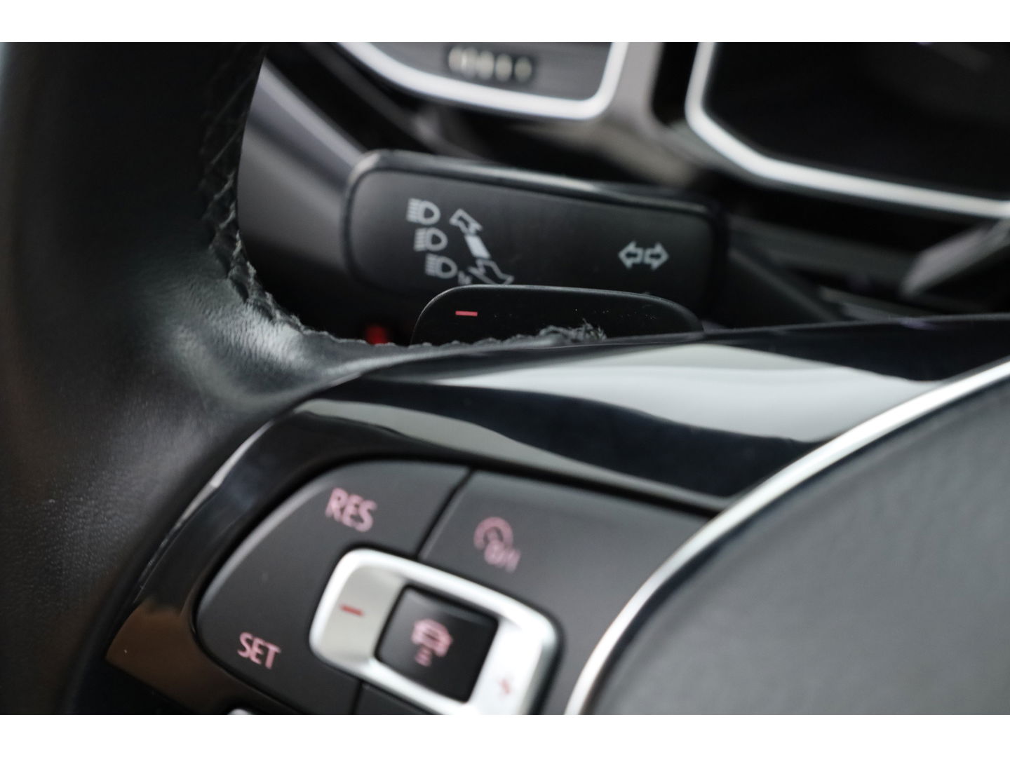 Volkswagen Polo 1.0 TSI R-line DSG | Digi. Dashboard | Adapt. Cruise | Stoelverw. | Apple CarPlay | PDC V+A