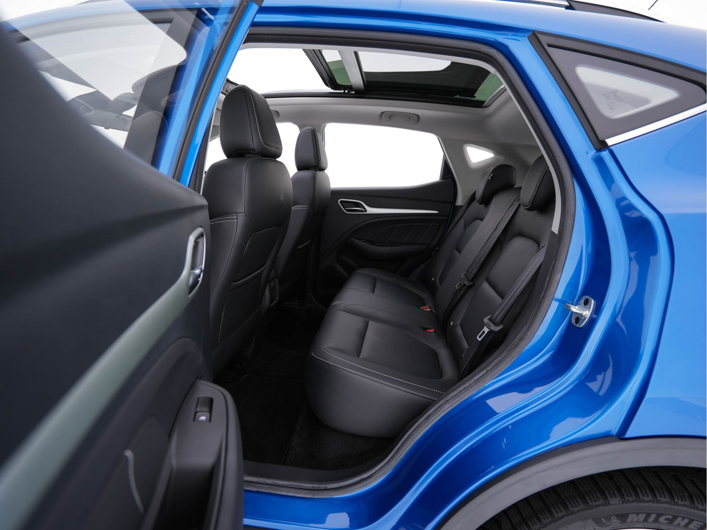 MG ZS EV Luxury 45 kWh {SOH-96 %} (INCL-BTW) Aut. *PANO | LUXURY-LEATHER | CCS-FASTLOADER | KEYLESS | NAVI-FULLMAP | ADAPTIVE-CRUISE | CAMERA | HEATED-SPORTSEATS | CARPLAY | BLINDSPOT | DAB | LANE-ASSIST | PRIVACY-GLASS | 17"