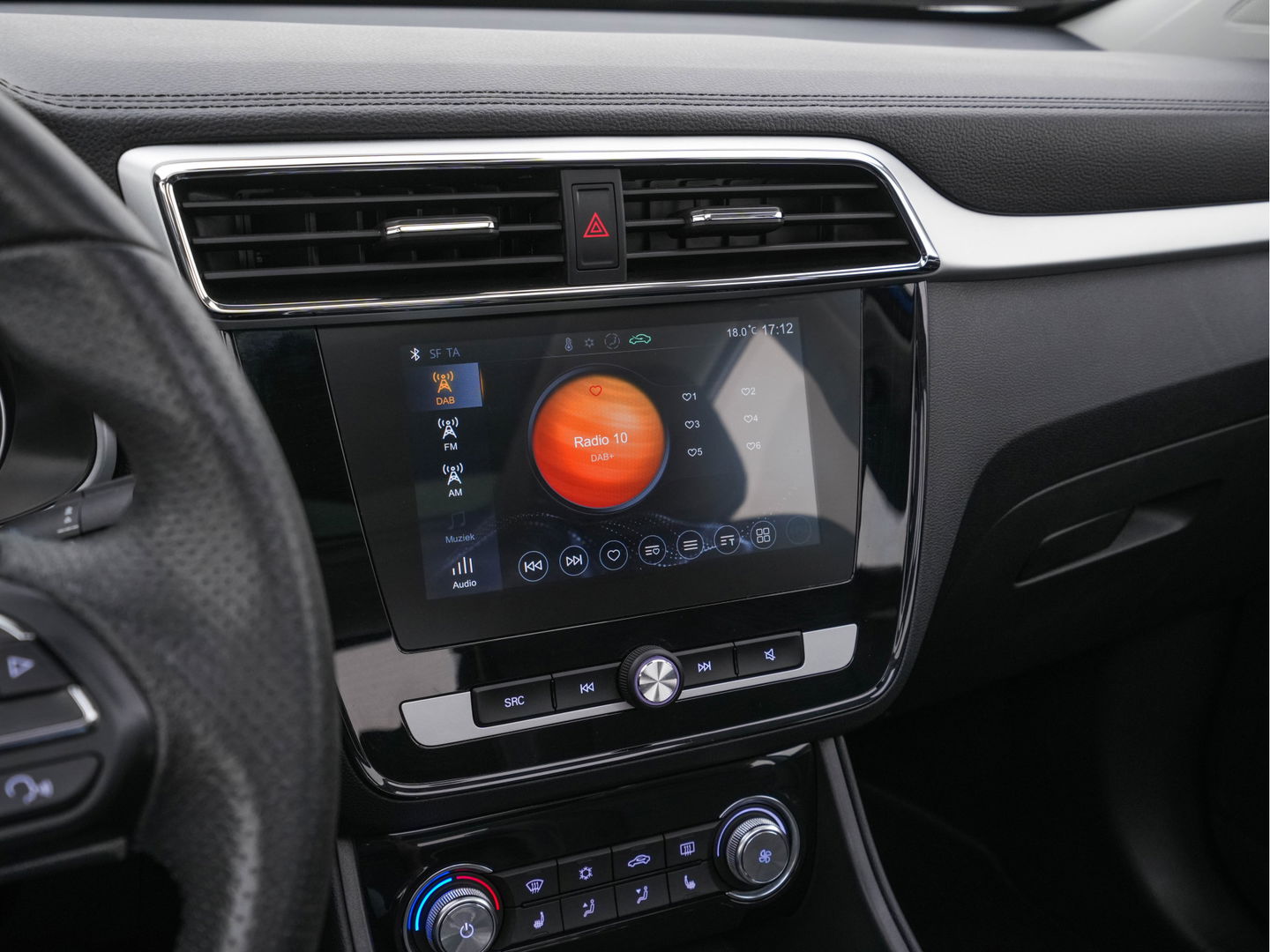 MG ZS EV Luxury 45 kWh {SOH-96 %} (INCL-BTW) Aut. *PANO | LUXURY-LEATHER | CCS-FASTLOADER | KEYLESS | NAVI-FULLMAP | ADAPTIVE-CRUISE | CAMERA | HEATED-SPORTSEATS | CARPLAY | BLINDSPOT | DAB | LANE-ASSIST | PRIVACY-GLASS | 17"
