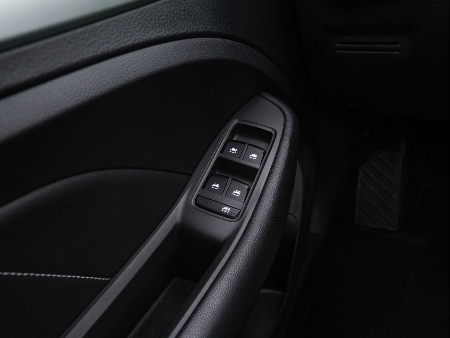 MG ZS EV Luxury 45 kWh {SOH-96 %} (INCL-BTW) Aut. *PANO | LUXURY-LEATHER | CCS-FASTLOADER | KEYLESS | NAVI-FULLMAP | ADAPTIVE-CRUISE | CAMERA | HEATED-SPORTSEATS | CARPLAY | BLINDSPOT | DAB | LANE-ASSIST | PRIVACY-GLASS | 17"