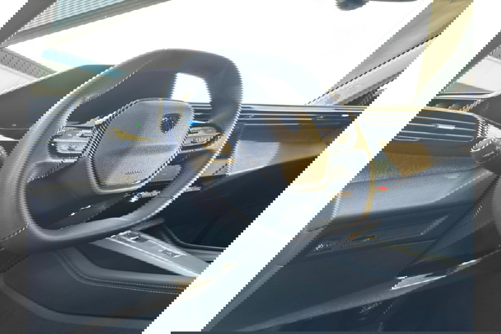 Peugeot 408 1.2 PURETECH ALLUREPACK AUTOMAAT 130PK AIRCO NAVI CLIMA PDC-CAMERA I-TOGGLE.