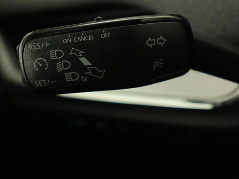 Škoda Enyaq iV 60 | Stoelverwarming | Trekhaak | Matrix LED | Carplay | Stuurverwarming | Navigatie | Half leder | Cruise control | Parkeerhulp