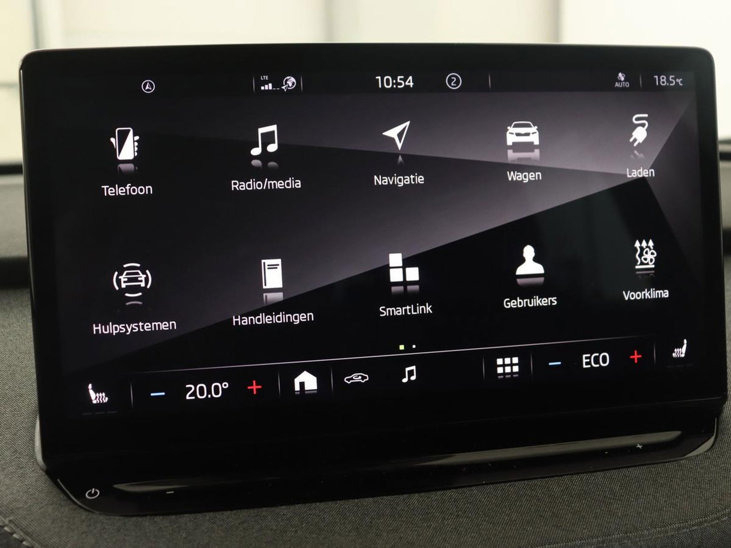 Škoda Enyaq iV 60 | Stoelverwarming | Trekhaak | Matrix LED | Carplay | Stuurverwarming | Navigatie | Half leder | Cruise control | Parkeerhulp