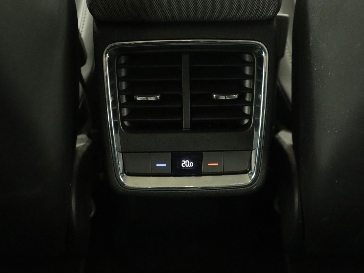 Škoda Enyaq iV 60 | Stoelverwarming | Trekhaak | Matrix LED | Carplay | Stuurverwarming | Navigatie | Half leder | Cruise control | Parkeerhulp