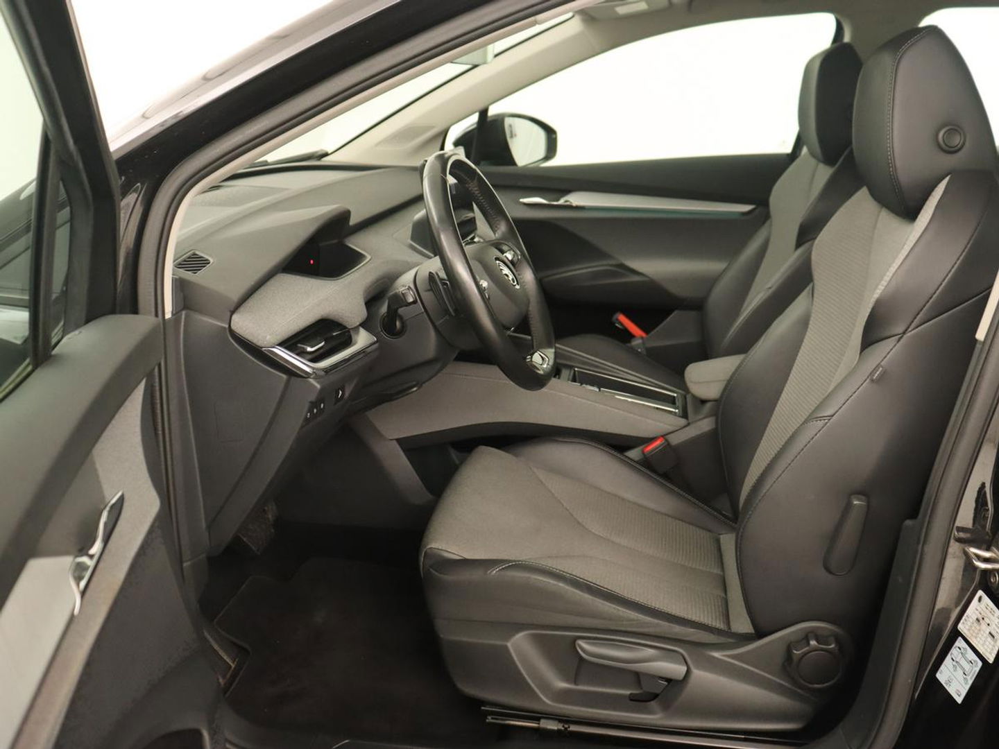 Škoda Enyaq iV 60 | Stoelverwarming | Trekhaak | Matrix LED | Carplay | Stuurverwarming | Navigatie | Half leder | Cruise control | Parkeerhulp