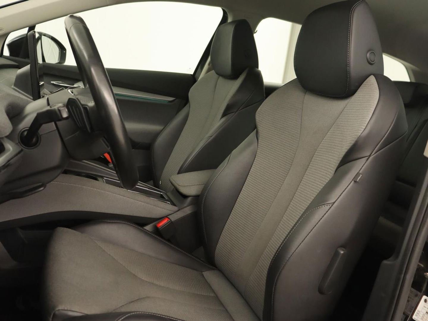 Škoda Enyaq iV 60 | Stoelverwarming | Trekhaak | Matrix LED | Carplay | Stuurverwarming | Navigatie | Half leder | Cruise control | Parkeerhulp