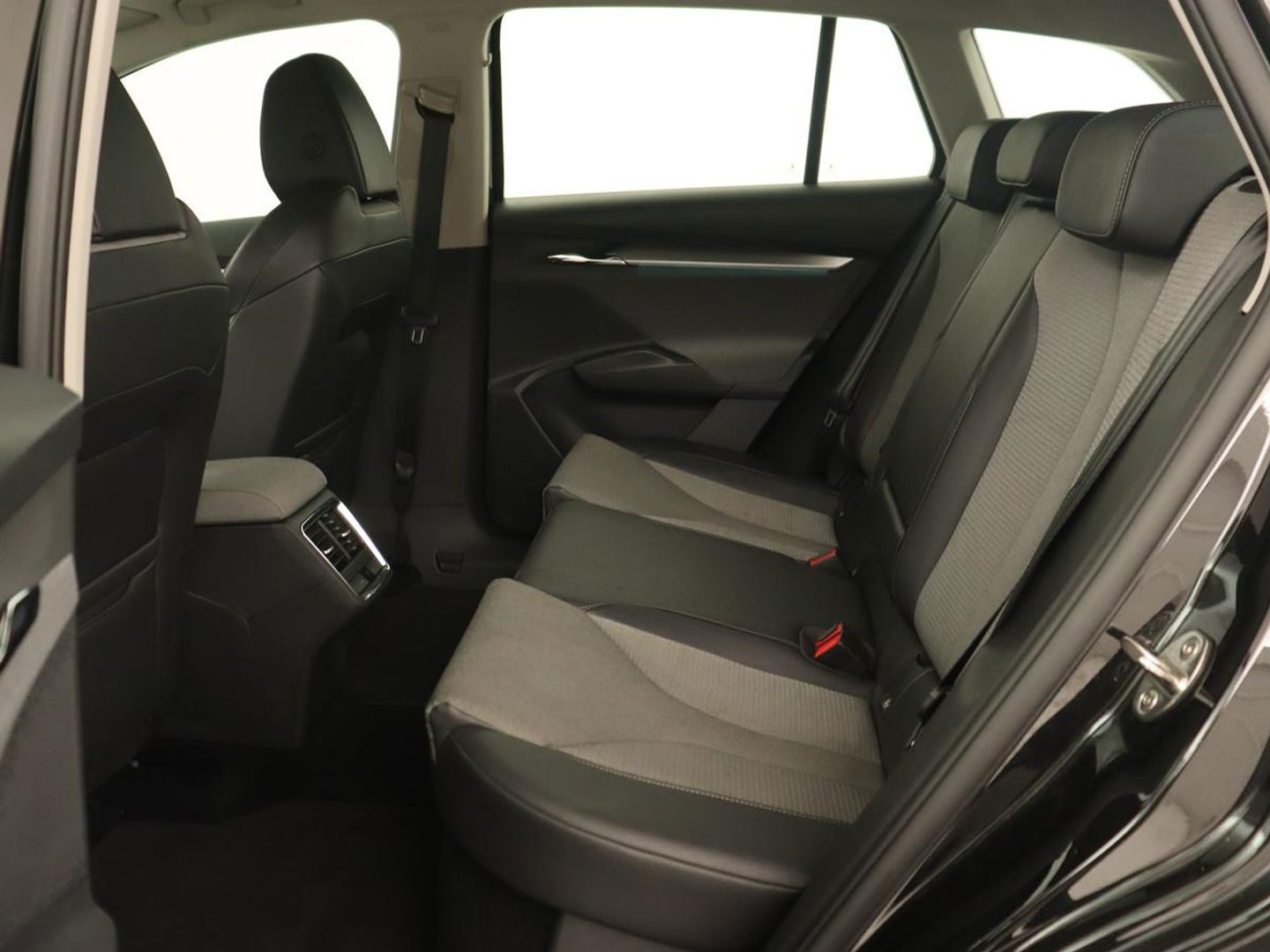 Škoda Enyaq iV 60 | Stoelverwarming | Trekhaak | Matrix LED | Carplay | Stuurverwarming | Navigatie | Half leder | Cruise control | Parkeerhulp