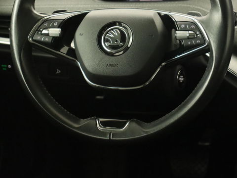 Škoda Enyaq iV 60 | Stoelverwarming | Trekhaak | Matrix LED | Carplay | Stuurverwarming | Navigatie | Half leder | Cruise control | Parkeerhulp
