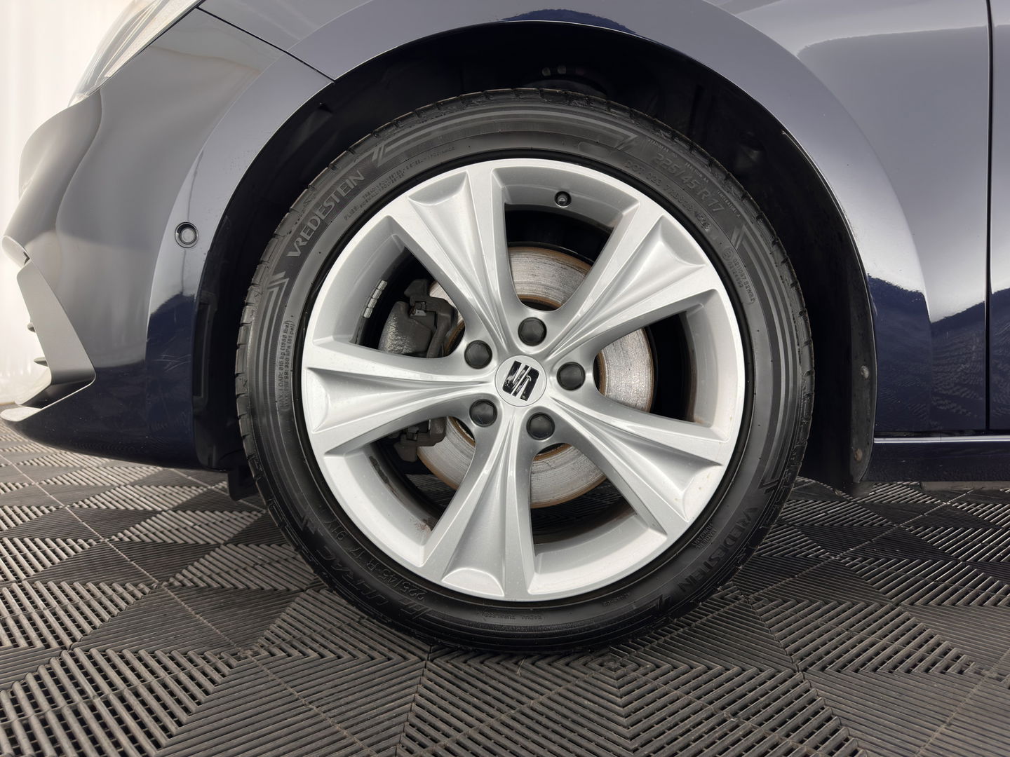 SEAT Leon Sportstourer 2.0 TDI FR Business Intense (INCL-BTW) Aut.  *PANO | FULL-LED | ADAPTIVE-CRUISE | DIGI-COCKPIT | NAVI-FULLMAP | LEATHER-MICROFIBRE | CARPLAY | KEYLESS | SHIFT-PADDLES | SPORT-SEATS | AMBIENT-LIGHT | CAMERA | 17''ALU | T