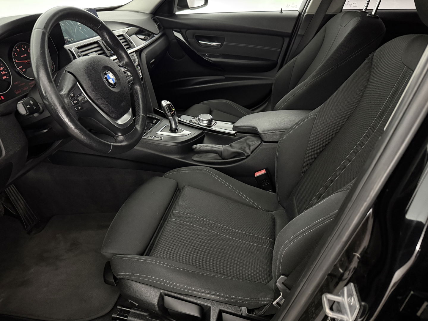 BMW 3 Serie 318i Executive | LED l Clima l Cruise l  Navigatie l Parkeersens. l Stoelverw. l NAP