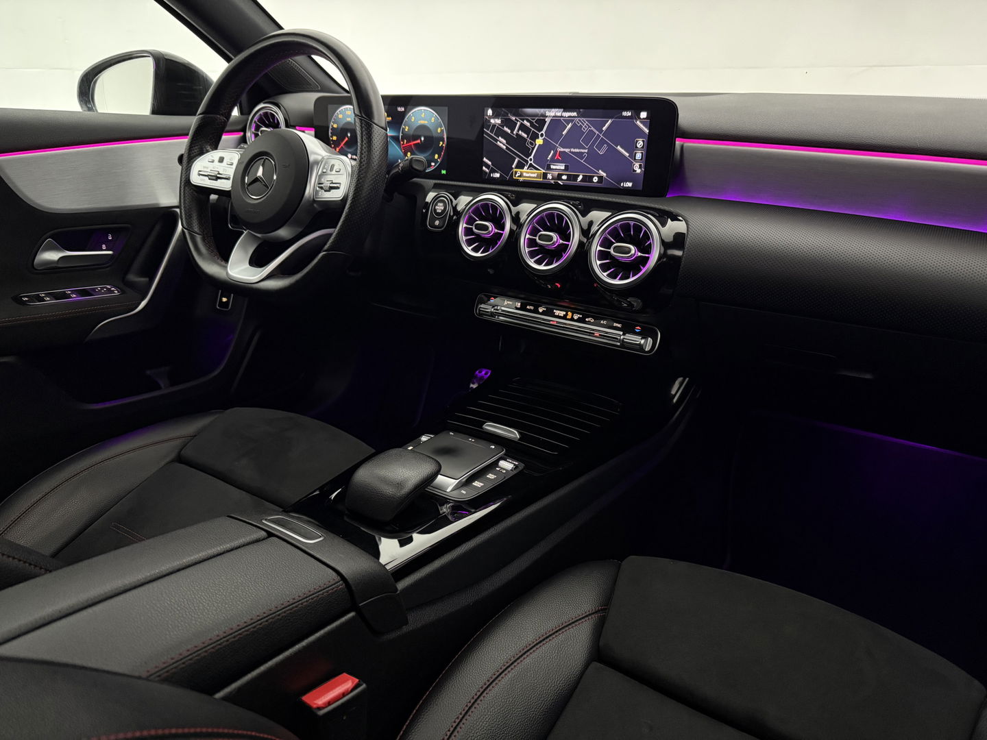 Mercedes-Benz A-Klasse 180 AMG | Pano | Sfeerverl. | Virtual | Camera | Carplay | LED | NAP