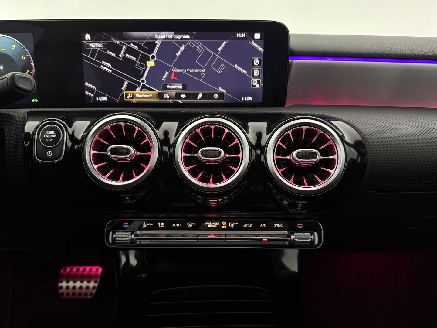 Mercedes-Benz A-Klasse 180 AMG | Pano | Sfeerverl. | Virtual | Camera | Carplay | LED | NAP