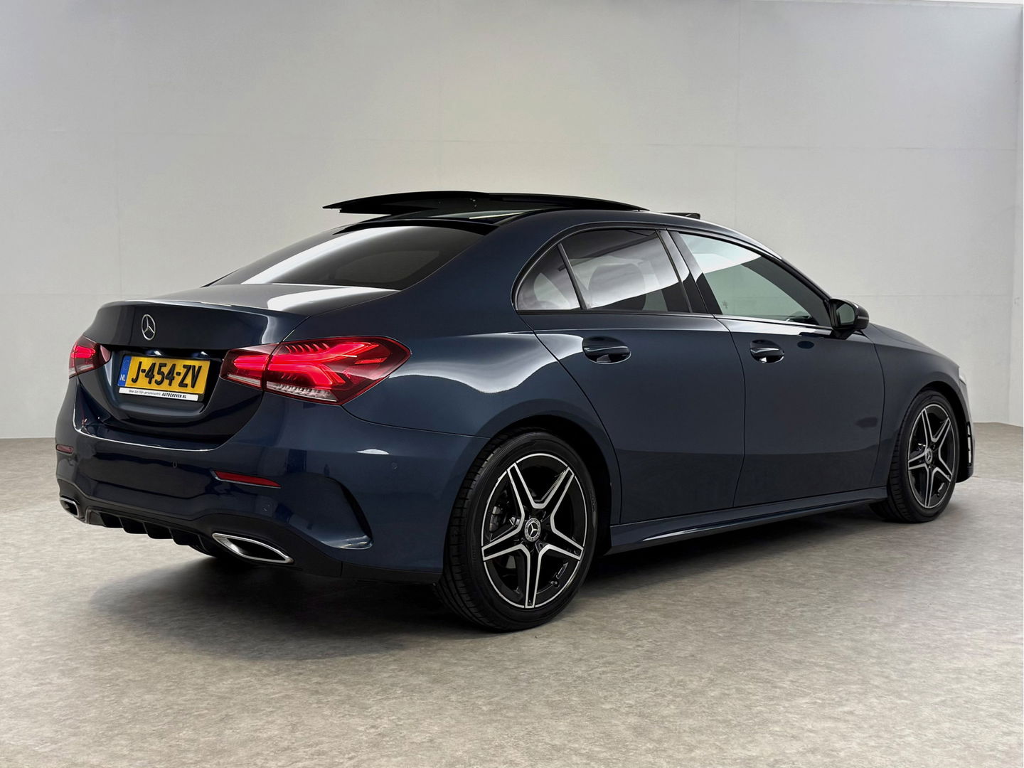 Mercedes-Benz A-Klasse 180 AMG | Pano | Sfeerverl. | Virtual | Camera | Carplay | LED | NAP