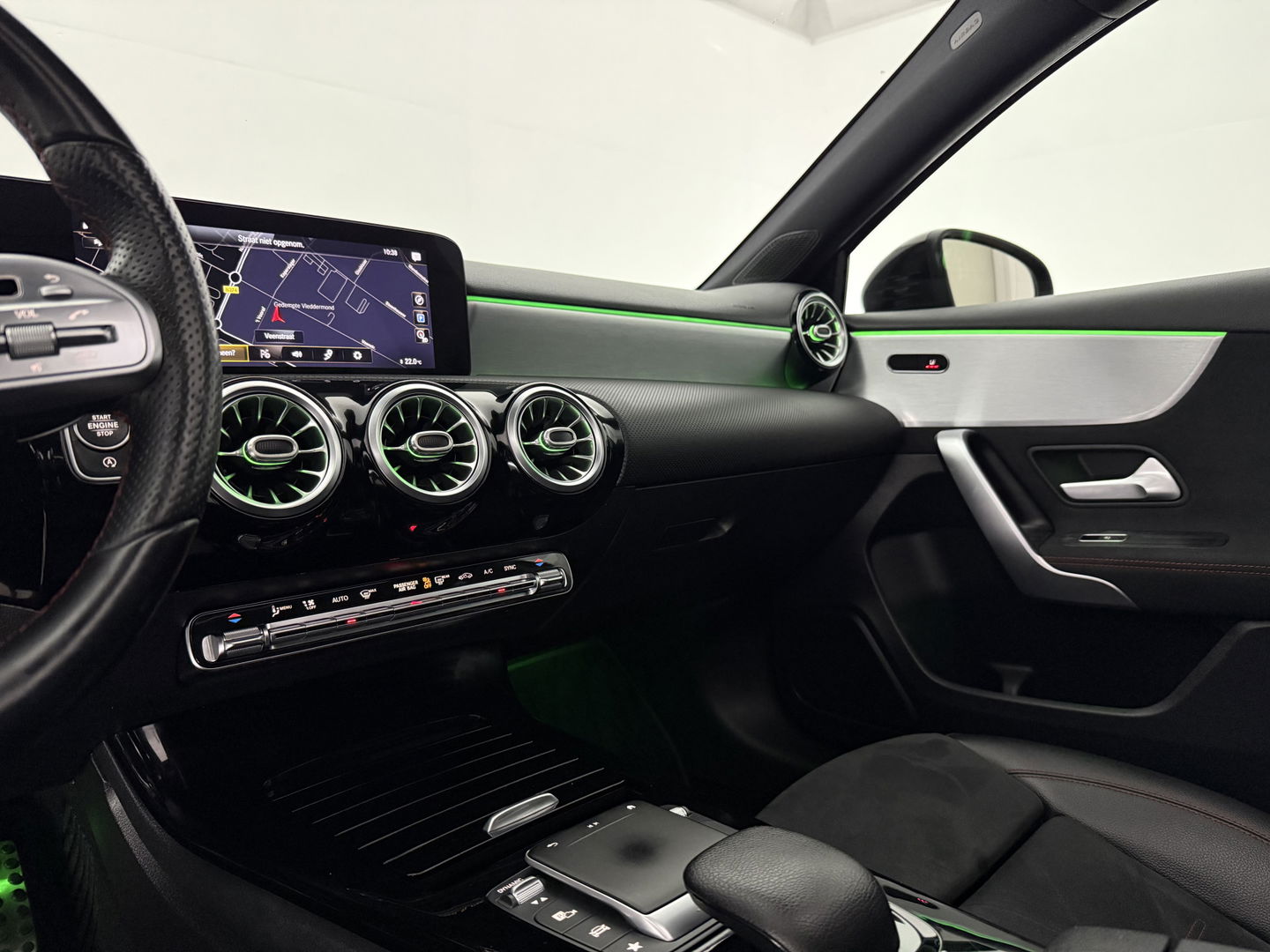 Mercedes-Benz A-Klasse 180 AMG | Pano | Sfeerverl. | Virtual | Camera | Carplay | LED | NAP