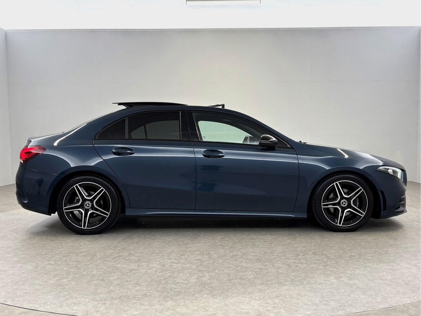 Mercedes-Benz A-Klasse 180 AMG | Pano | Sfeerverl. | Virtual | Camera | Carplay | LED | NAP