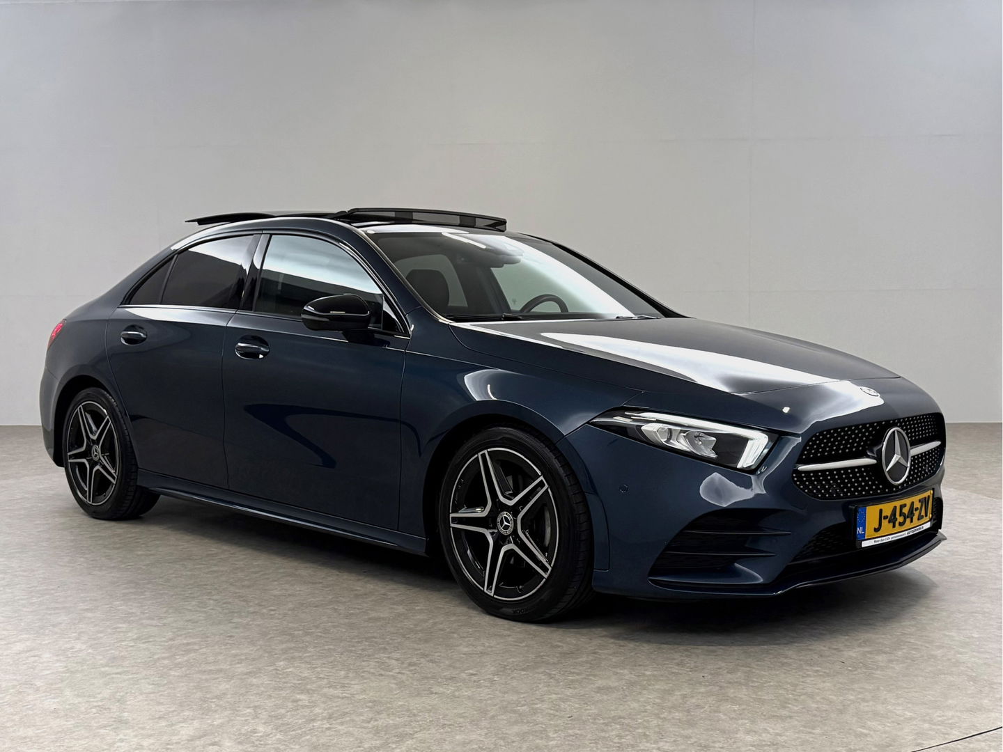 Mercedes-Benz A-Klasse 180 AMG | Pano | Sfeerverl. | Virtual | Camera | Carplay | LED | NAP