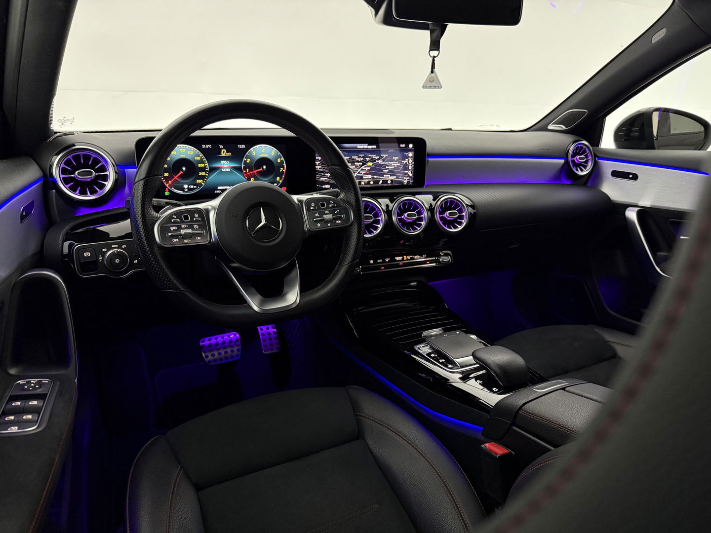 Mercedes-Benz A-Klasse AMG 35 4MATIC 306PK | Sfeerverl. | Virtual | Burmester | Sportstoelen | Camera | Carplay | LED
