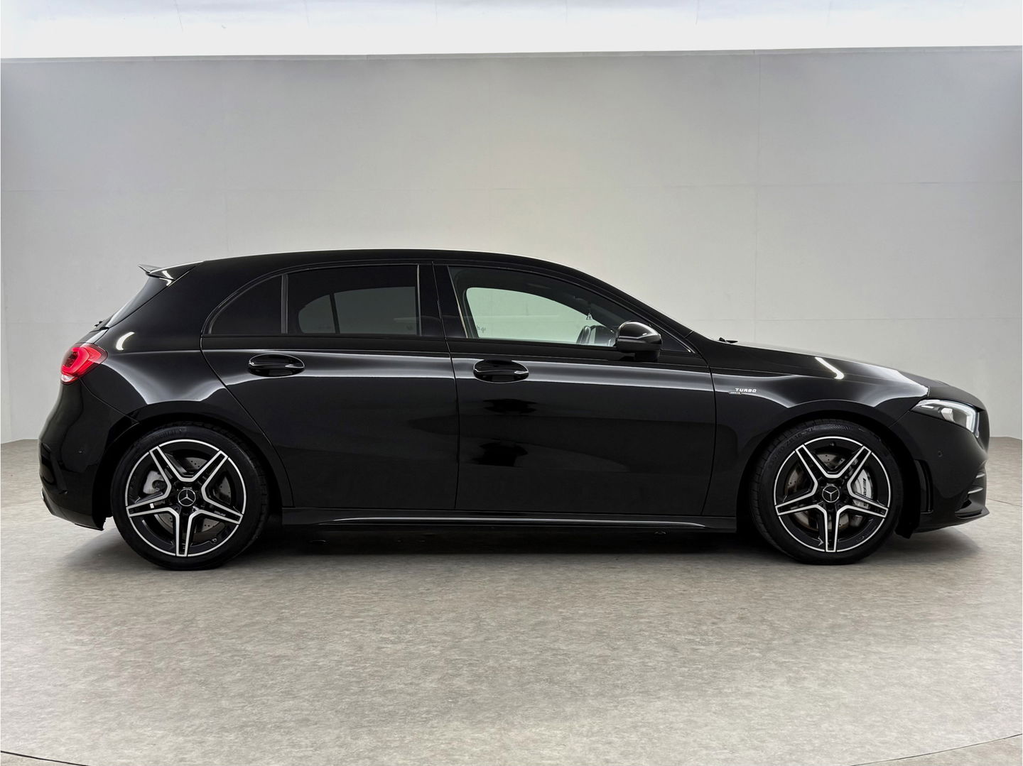 Mercedes-Benz A-Klasse AMG 35 4MATIC 306PK | Sfeerverl. | Virtual | Burmester | Sportstoelen | Camera | Carplay | LED