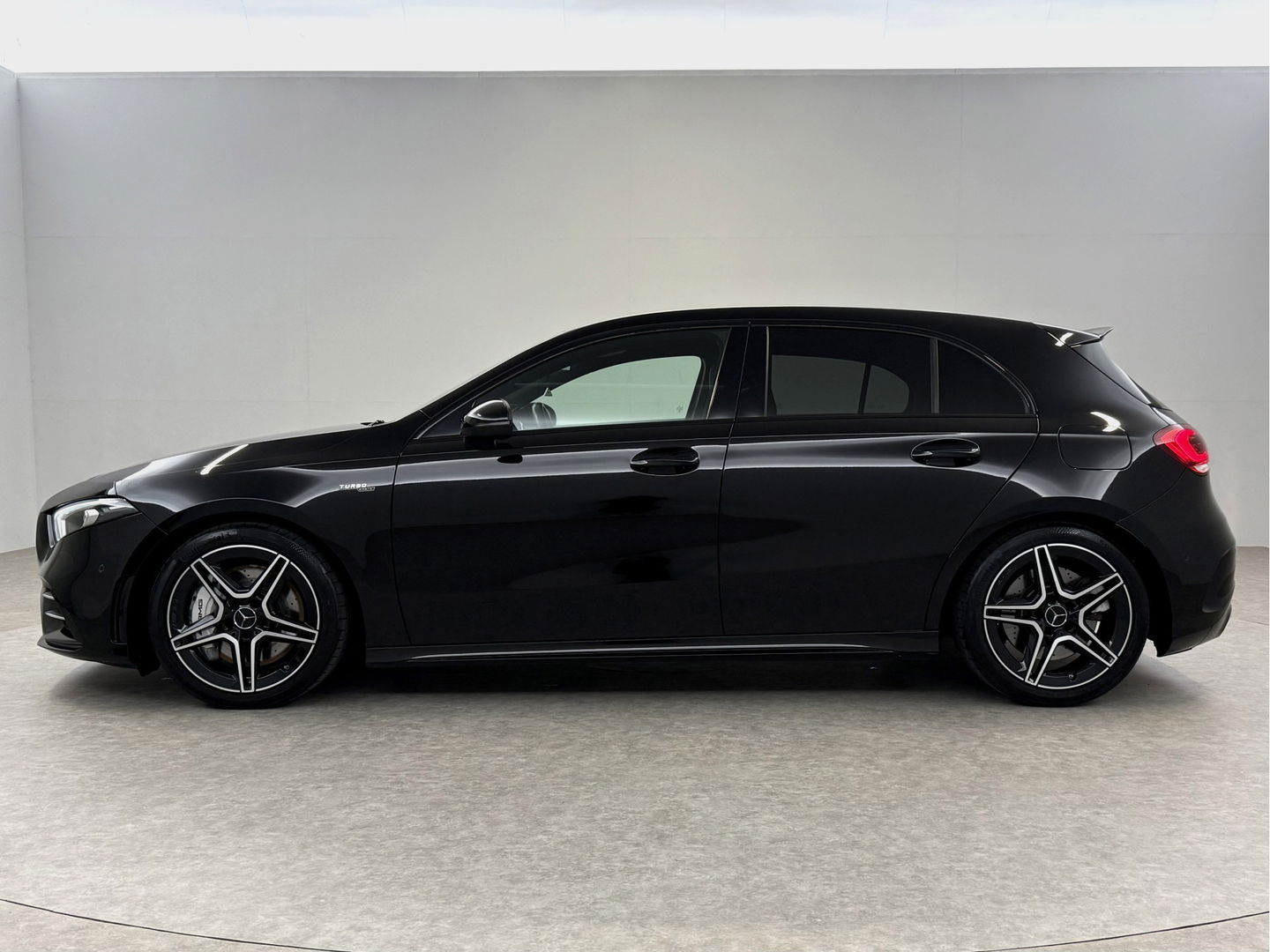 Mercedes-Benz A-Klasse AMG 35 4MATIC 306PK | Sfeerverl. | Virtual | Burmester | Sportstoelen | Camera | Carplay | LED