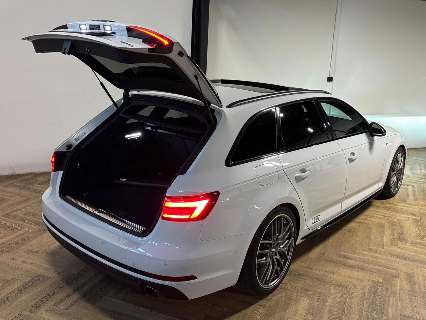 Audi A4 Avant 2.0 TFSI MHEV quattro S Line PANO KEYLESS
