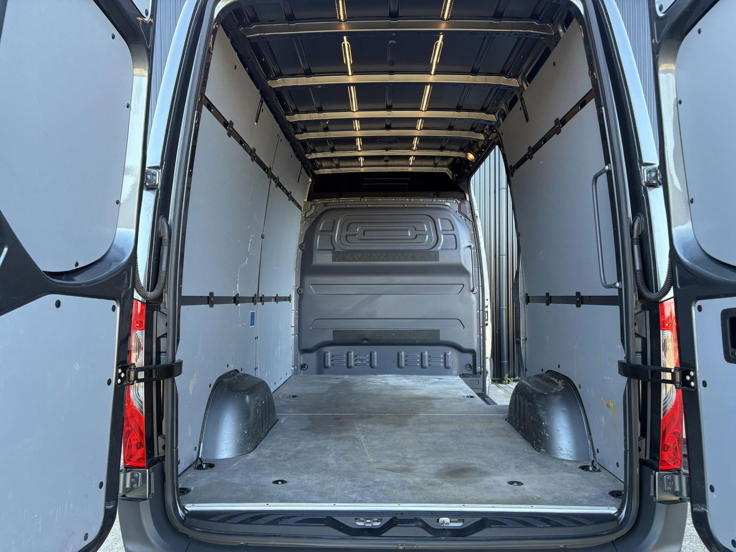 Mercedes-Benz Sprinter 319 L2H2 | 3,5 TON Trekgewicht | LEDER | LED