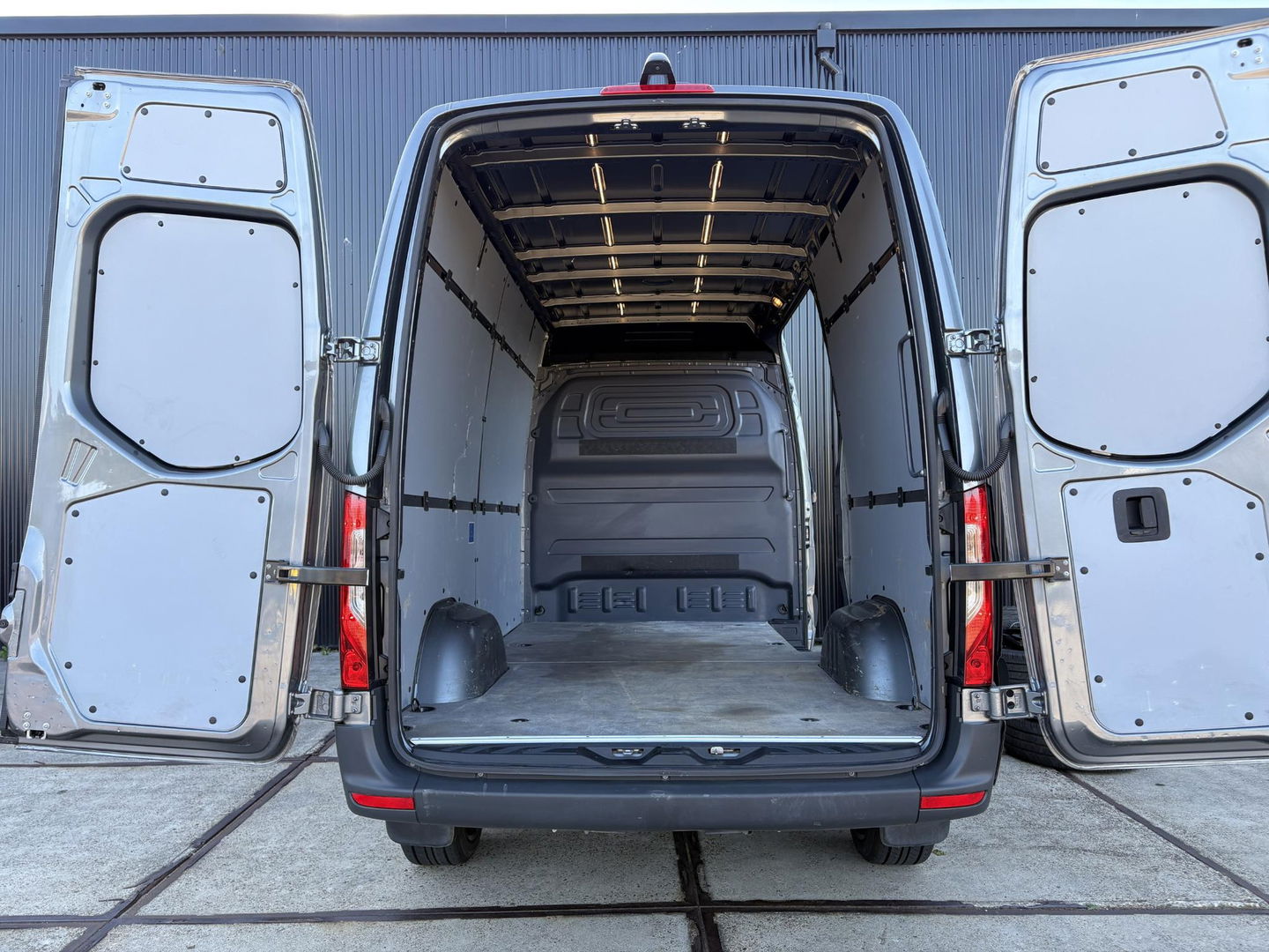 Mercedes-Benz Sprinter 319 L2H2 | 3,5 TON Trekgewicht | LEDER | LED