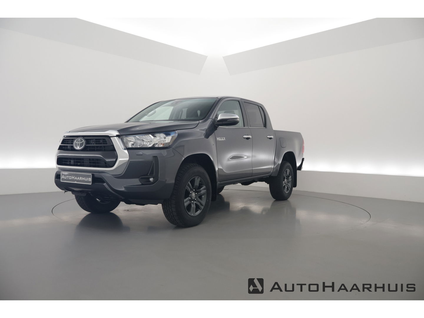 Toyota Hilux 2.4 D-4D Double Cab Challenger | "VAN" | Automaat | Grijs kent. | Trekhaak | Camera | Adapt. Cruise | Apple CarPlay
