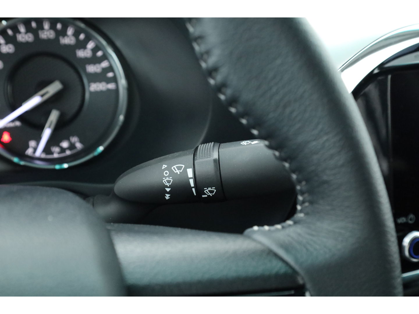 Toyota Hilux 2.4 D-4D Double Cab Challenger | "VAN" | Automaat | Grijs kent. | Trekhaak | Camera | Adapt. Cruise | Apple CarPlay