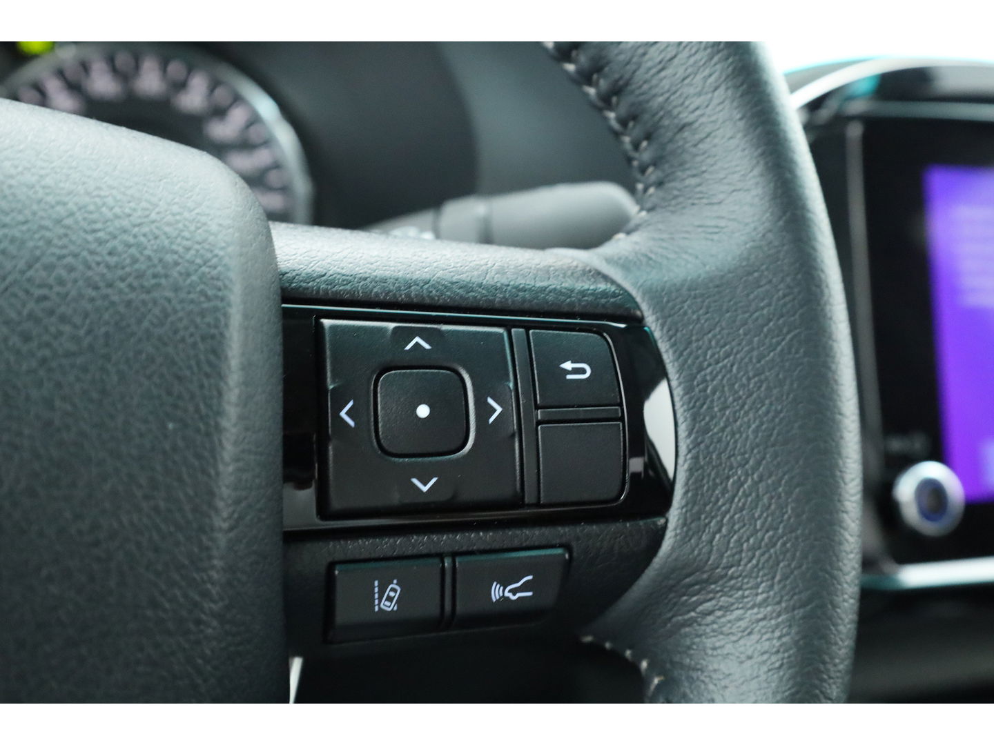 Toyota Hilux 2.4 D-4D Double Cab Challenger | "VAN" | Automaat | Grijs kent. | Trekhaak | Camera | Adapt. Cruise | Apple CarPlay