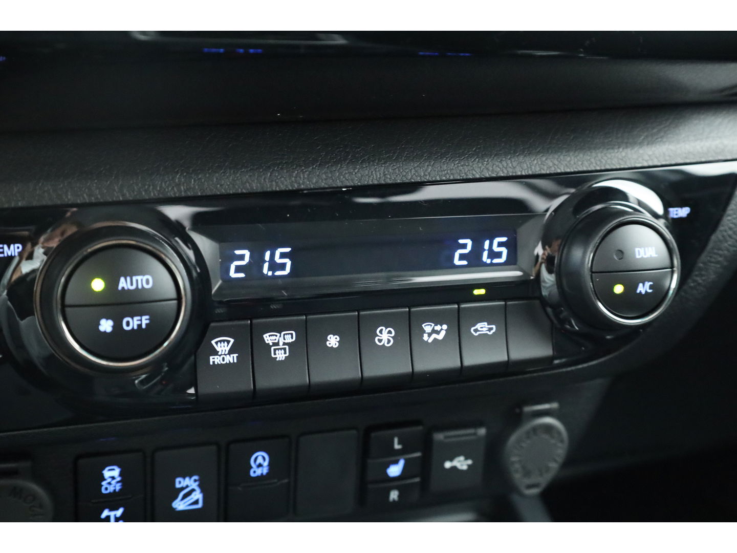 Toyota Hilux 2.4 D-4D Double Cab Challenger | "VAN" | Automaat | Grijs kent. | Trekhaak | Camera | Adapt. Cruise | Apple CarPlay