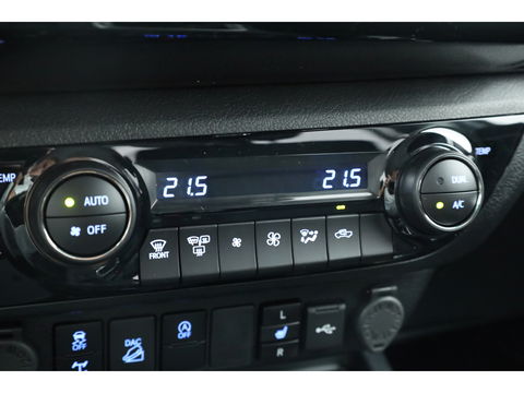 Toyota Hilux 2.4 D-4D Double Cab Challenger | "VAN" | Automaat | Grijs kent. | Trekhaak | Camera | Adapt. Cruise | Apple CarPlay