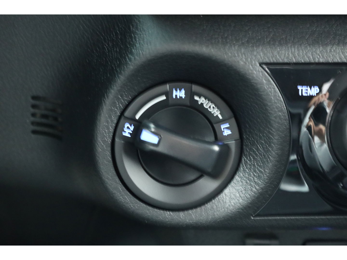 Toyota Hilux 2.4 D-4D Double Cab Challenger | "VAN" | Automaat | Grijs kent. | Trekhaak | Camera | Adapt. Cruise | Apple CarPlay