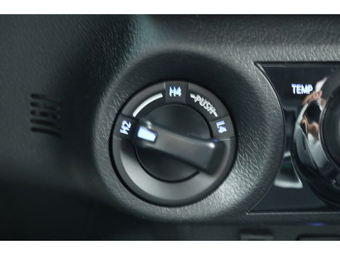 Toyota Hilux 2.4 D-4D Double Cab Challenger | "VAN" | Automaat | Grijs kent. | Trekhaak | Camera | Adapt. Cruise | Apple CarPlay