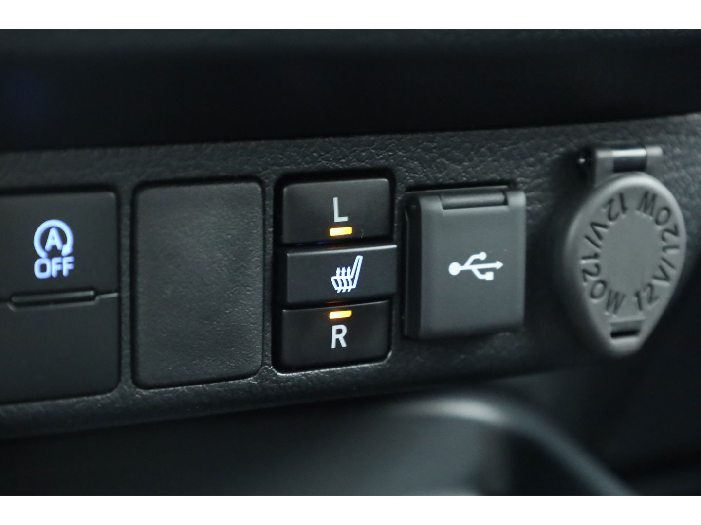 Toyota Hilux 2.4 D-4D Double Cab Challenger | "VAN" | Automaat | Grijs kent. | Trekhaak | Camera | Adapt. Cruise | Apple CarPlay