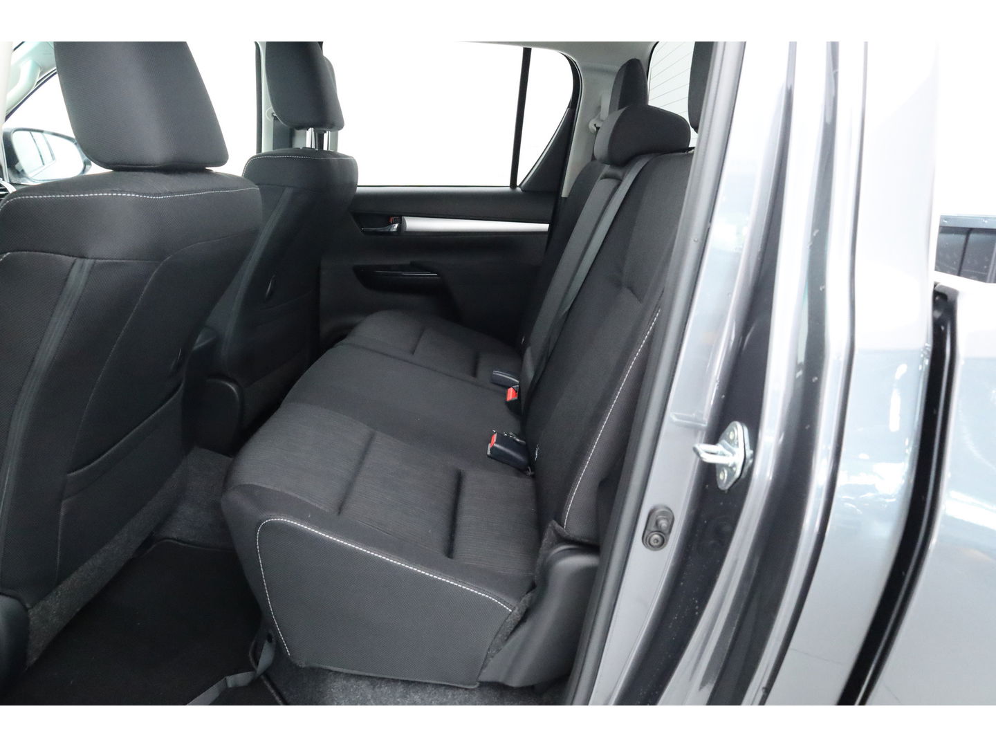 Toyota Hilux 2.4 D-4D Double Cab Challenger | "VAN" | Automaat | Grijs kent. | Trekhaak | Camera | Adapt. Cruise | Apple CarPlay