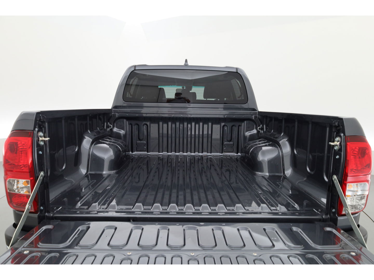 Toyota Hilux 2.4 D-4D Double Cab Challenger | "VAN" | Automaat | Grijs kent. | Trekhaak | Camera | Adapt. Cruise | Apple CarPlay